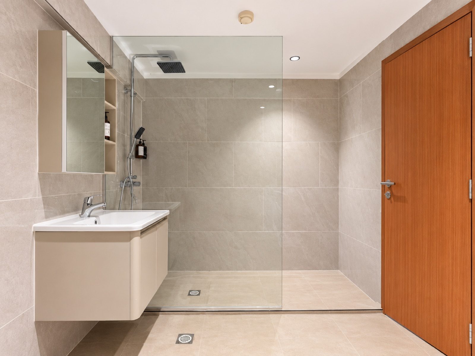 A Sovana residence, a bathroom